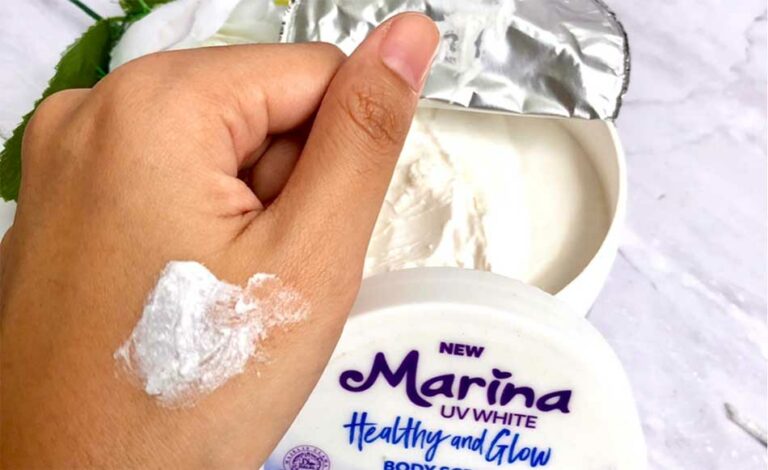 Perbedaan Marina Body Scrub biru dan pink